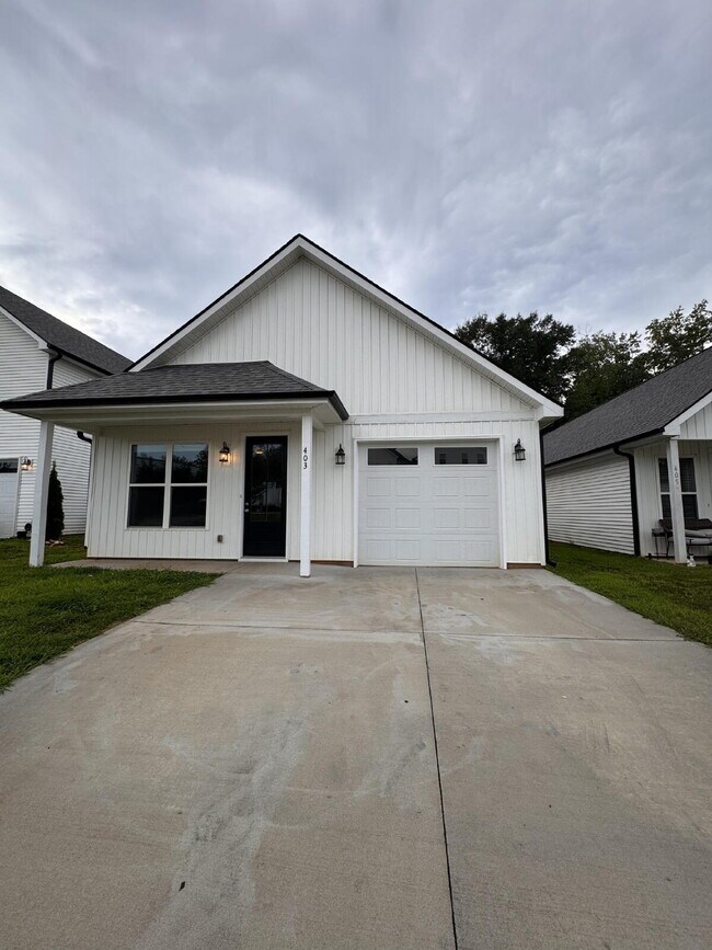 Primary Photo - Modern 4-Bed, 3.5-Bath Home in Travelers R...