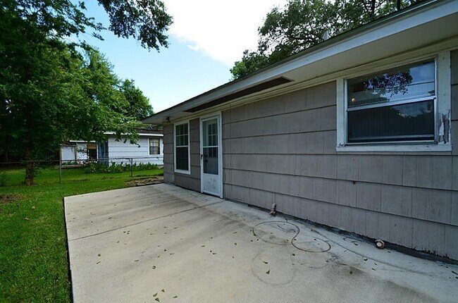 Building Photo - 5121 Maple St