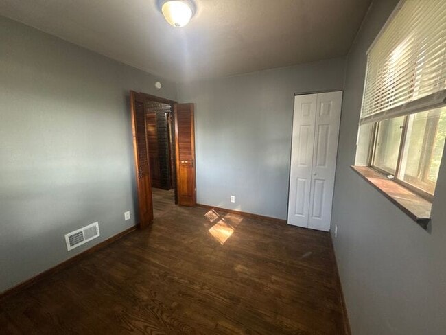 Building Photo - 3 Bedroom, 1 Bath House on Cul De Sac!