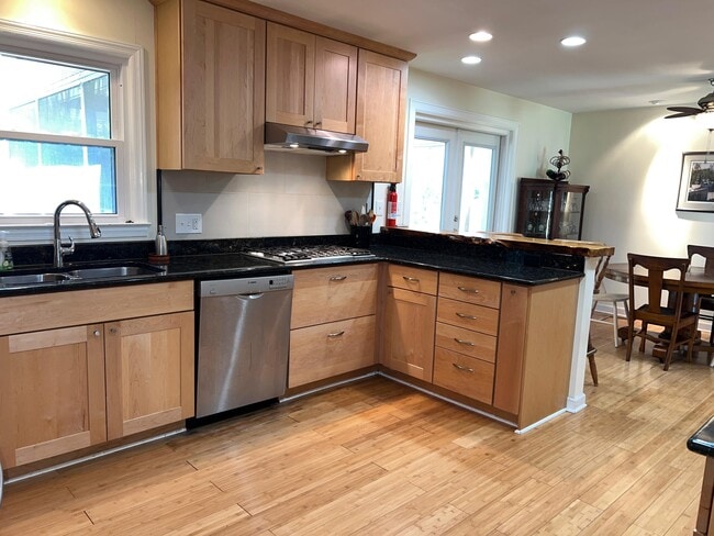 Building Photo - 727 Banks Terrace SE