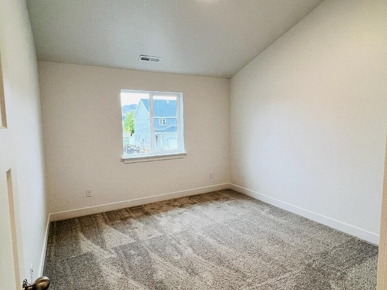 Building Photo - 886 E 180 S