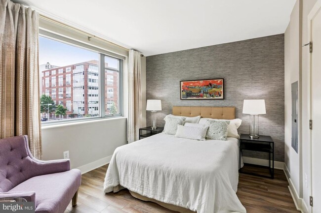 Building Photo - Practically new 1bd/1ba steps to Logan Cir...