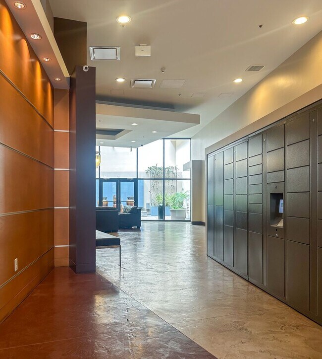 Building Photo - Modern 2 Bed/ 2 Bath Condo in the Heart of...