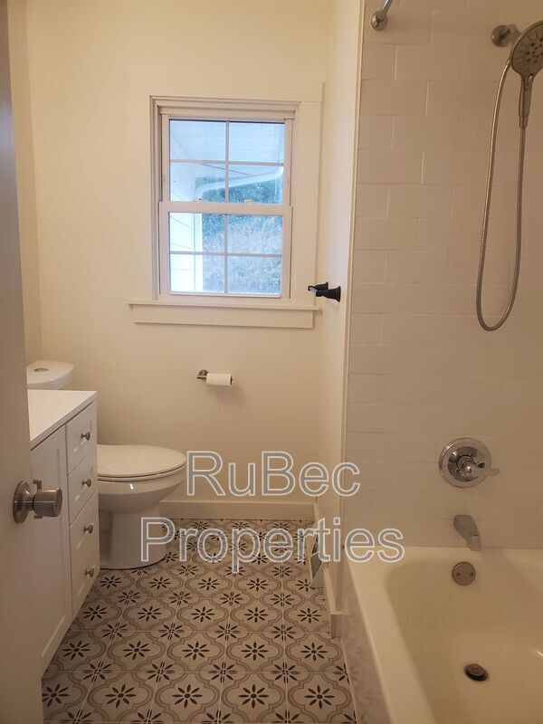 Building Photo - 15640 Ewart Rd