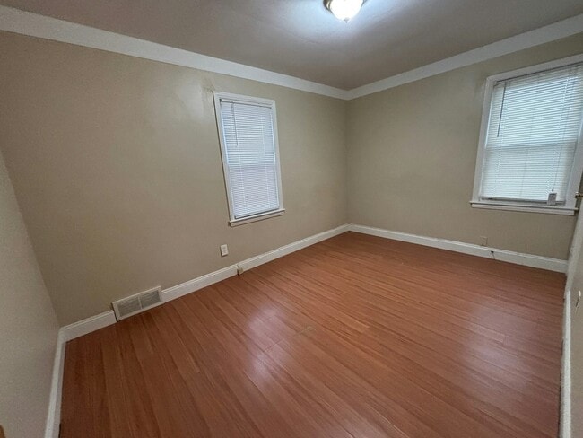 Building Photo - 920 E Mapledale Ave