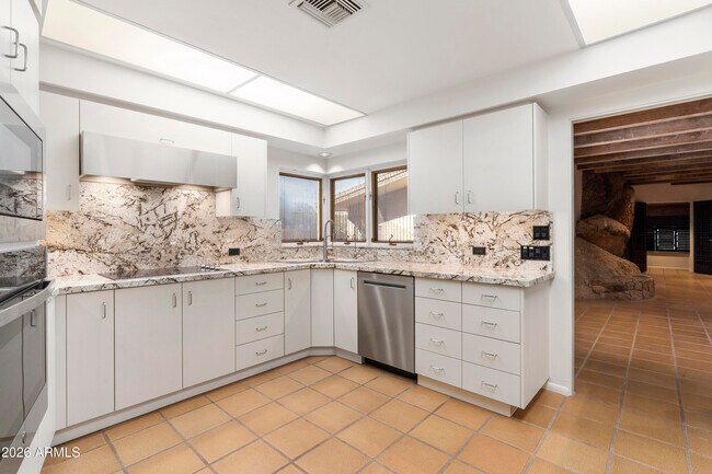 Building Photo - 6700 E Hawksnest Rd