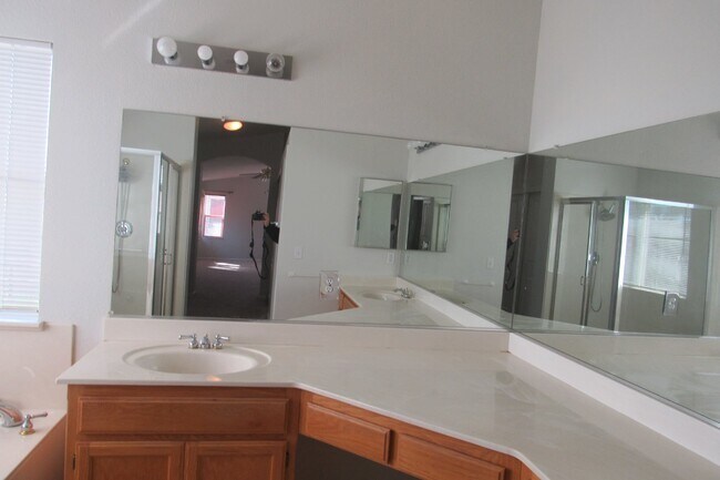 Building Photo - Beautiful 4 Bed/3 Bath Tracy Home with Pool and Fresh Paint