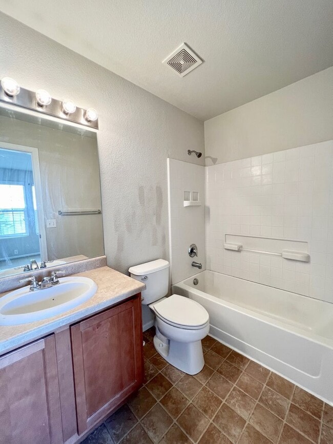 Building Photo - Spacious 2 Bed/2/5 Bath Townhome at The Bluffs at Spring Creek