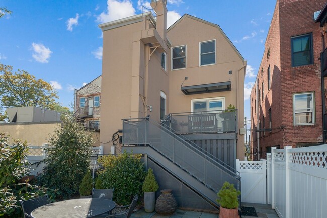 Building Photo - 94 Walnut St