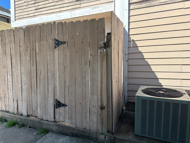 Building Photo - 8405 Wilcrest Dr