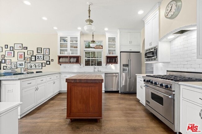 Building Photo - 537 N June St