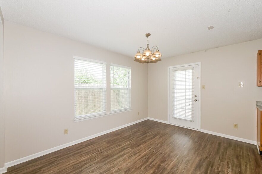 Building Photo - 2282 Shadowbrook Dr