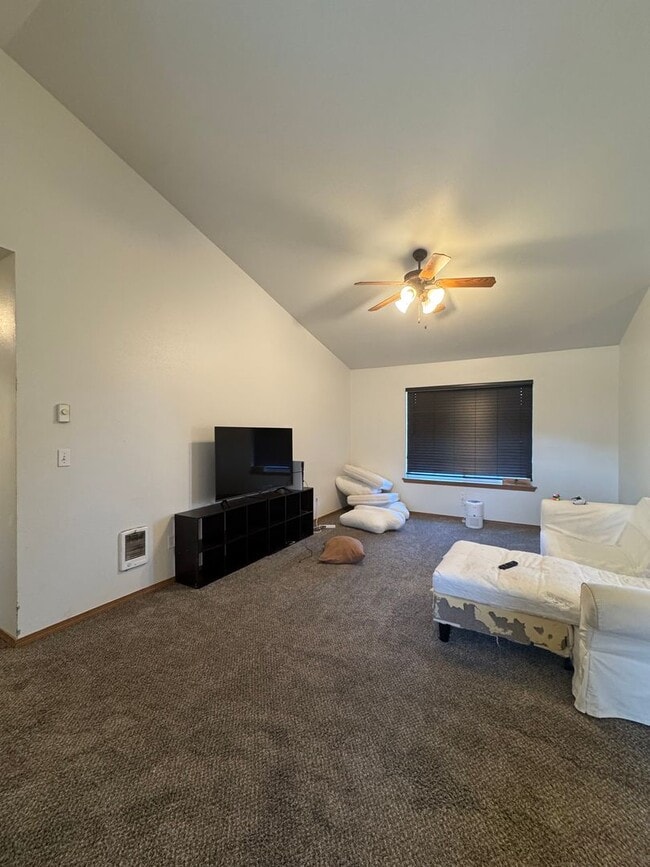 Building Photo - 3-Bedroom Home for Lease with Fenced Backyard