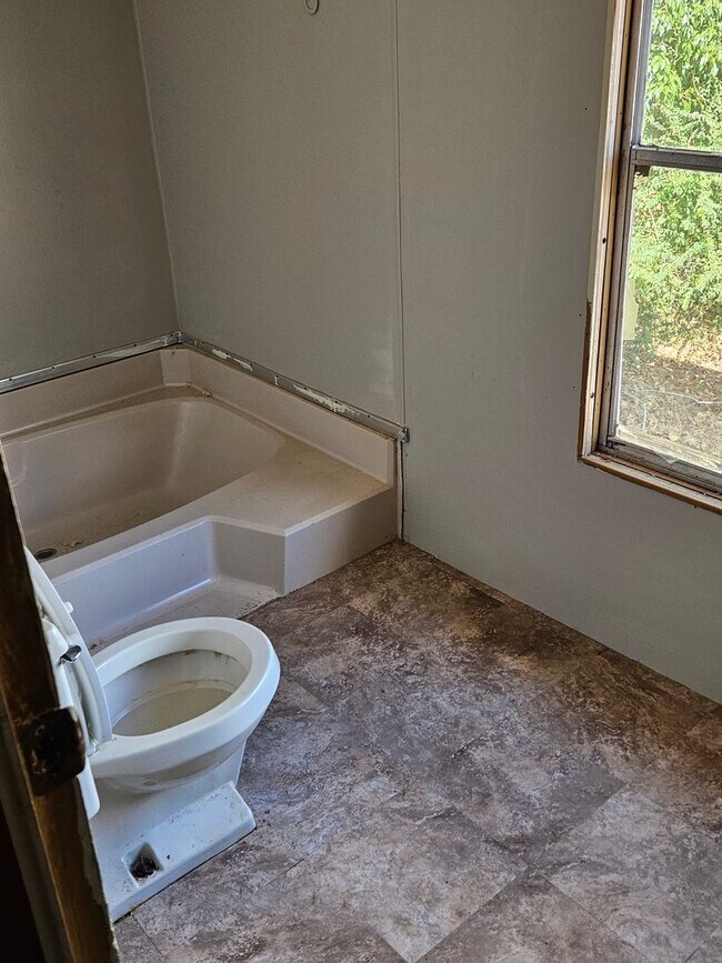 Building Photo - 2 bed 2 bath mobile home for rent $800