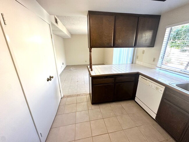 Building Photo - Spacious Woodbridge Condo -Townhouse model...
