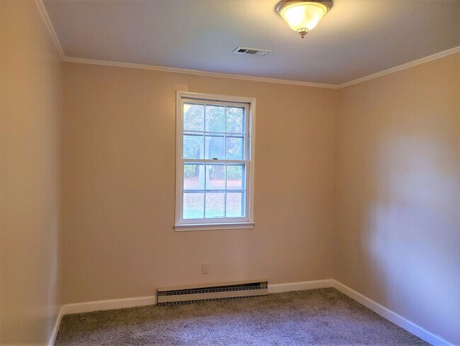 Building Photo - Charming Home With Great Yard