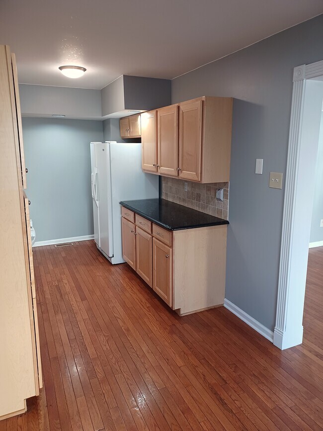 Side by side refrigerator, lots of storage and counter space - 116 E Moreland Ave