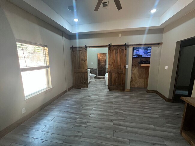 Building Photo - 176 Round Mountain Rd