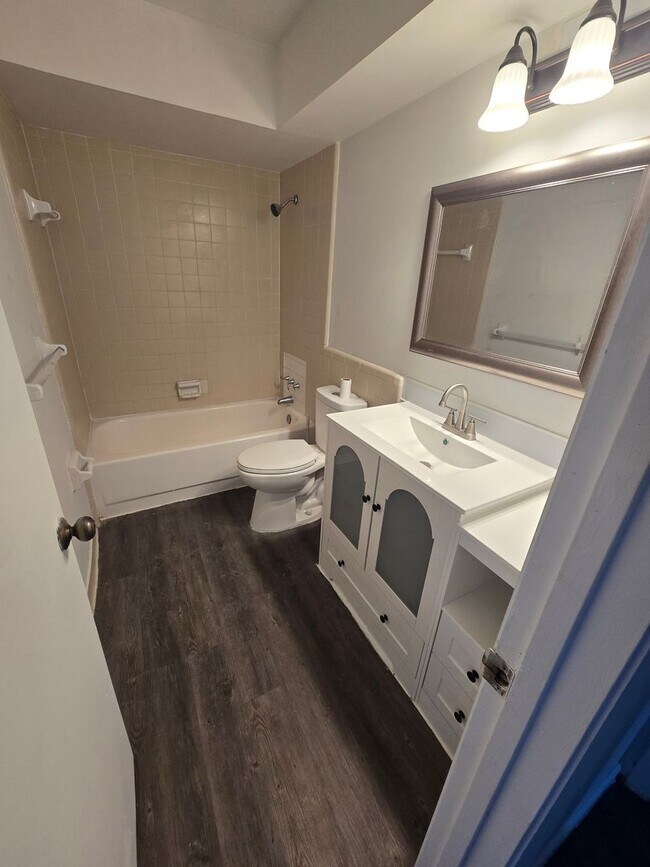 Building Photo - Spacious Two Bedroom Apartment Near Downtown