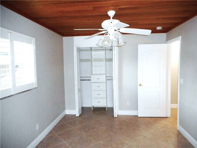 Building Photo - 1903 Robalo Dr