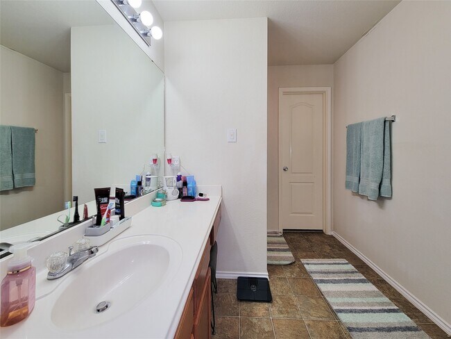 Building Photo - 18235 Valebluff Ln