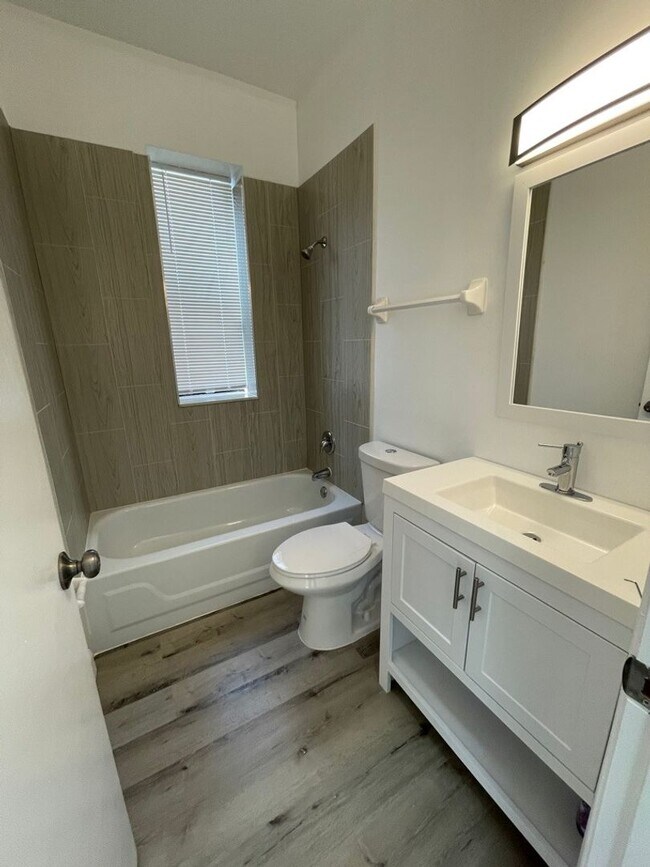 Building Photo - GORGEOUS 2/1 -  RENOVATED! Stainless, Granite, In Unit W/D