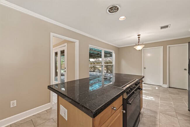 Building Photo - 11923 Briar Forest Dr