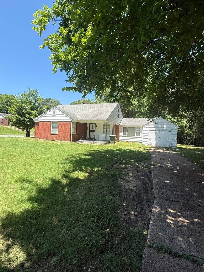 Primary Photo - 1700 Warner Ave