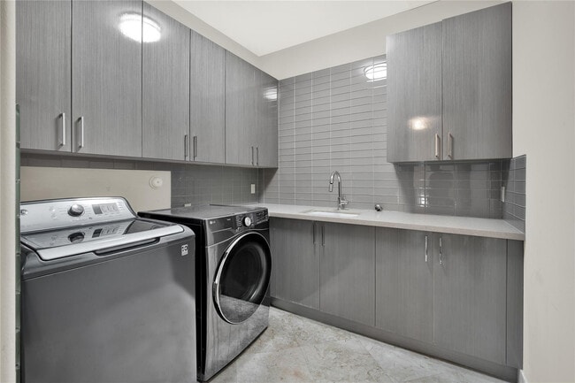 Building Photo - 425 N Ocean Blvd