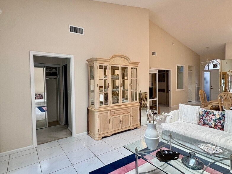 Building Photo - 7702 Majestic Palm Dr