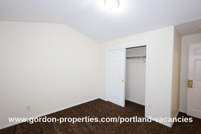 Building Photo - SE 73rd Ave - 3 bedroom townhouse in Mt Scott-Arleta neighborhood