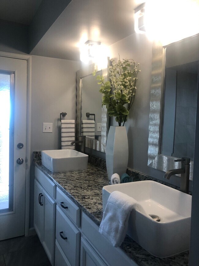 Building Photo - Gorgeous 3 bedroom, 2 bath