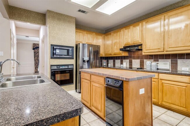 Building Photo - 8412 Greystone Ct