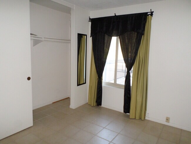 Building Photo - 9654 Caminito Del Vida