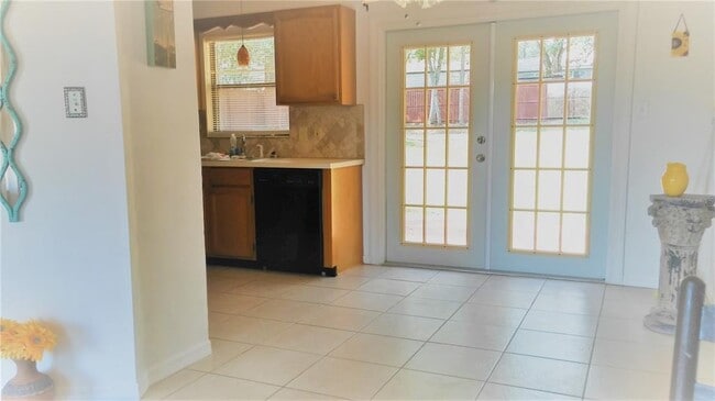 Building Photo - 222 Clara Vista St