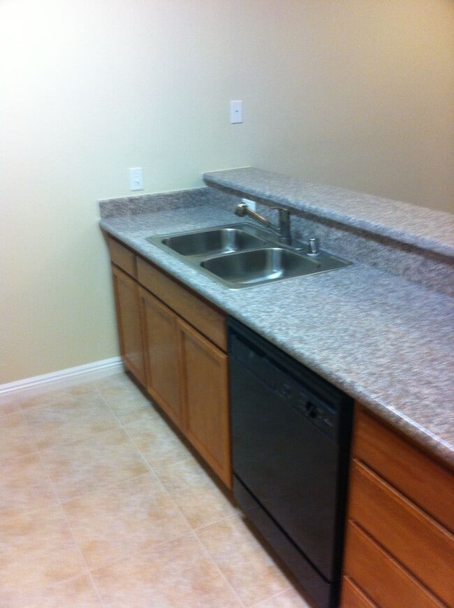 Building Photo - Very large 2 + 2 1/2 townhouse in Northridge