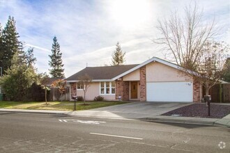 Building Photo - 3 bedroom 2 bath 1635 sq ft home located i...