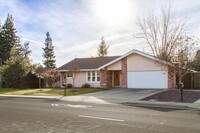 Building Photo - 3 bedroom 2 bath 1635 sq ft home located i...