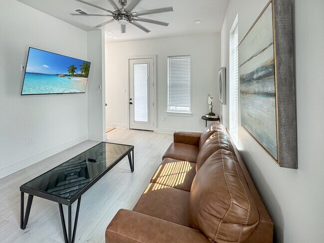 Building Photo - 1937 Iberville St