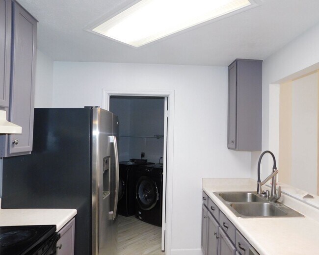 Building Photo - Creekside