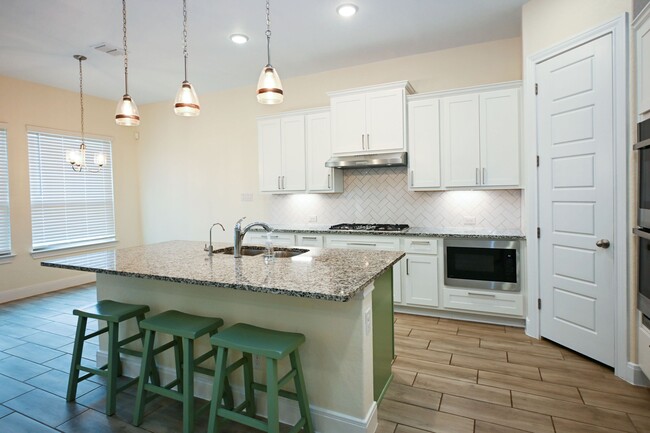 Building Photo - 1434 Oaklawn Dr
