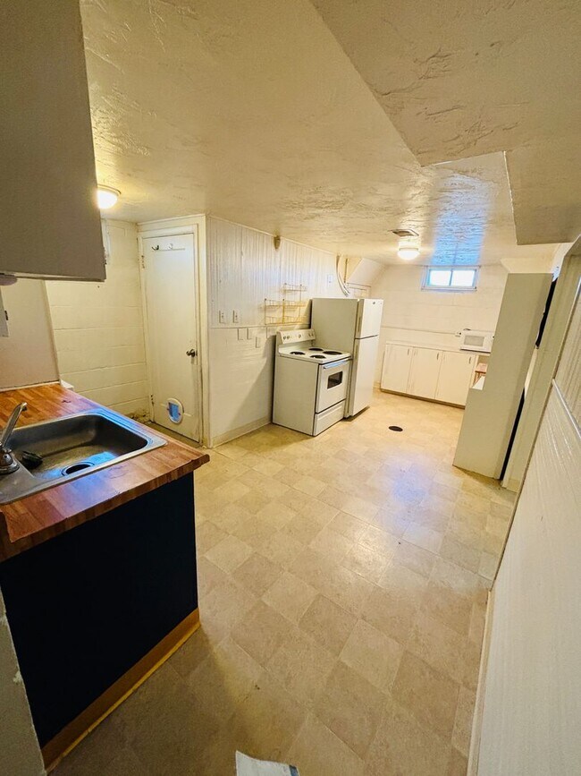 Building Photo - 723 Stover St