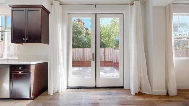 Building Photo - Bright & Beautiful 4 Bedroom 3 Full Bathroom Home!