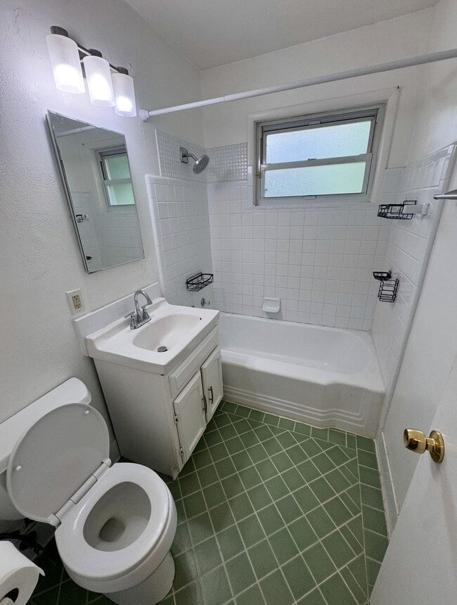 Building Photo - 3 bedroom, 1 bath home in the Hoover Neigh...