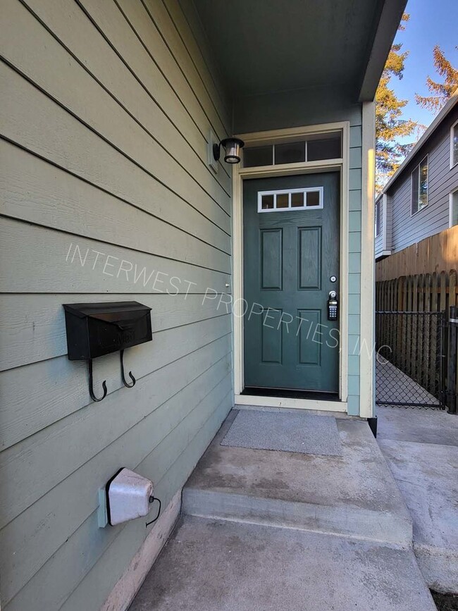 Building Photo - *1/2 OFF 1ST MONTH'S RENT PROMO* 3 Bed NE ...