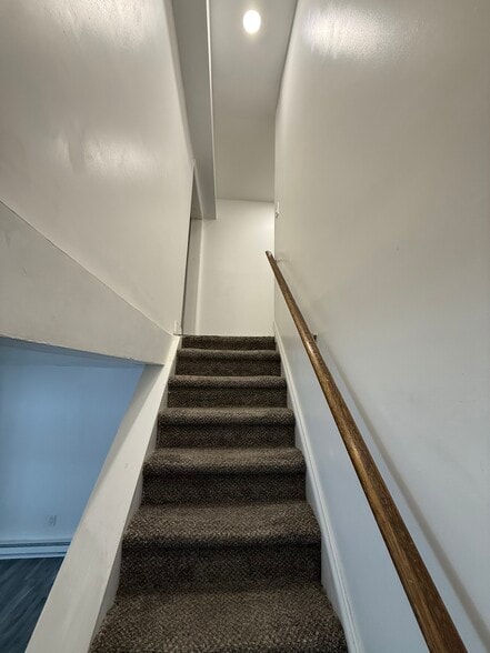 STAIRS - 424 W Oak St