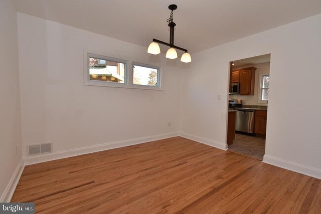 Building Photo - 2302 Dexter Ave