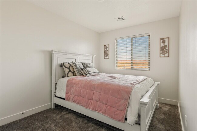 Building Photo - "Spacious 4-Bedroom Townhouse Retreat on S...
