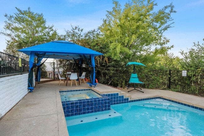 Building Photo - 5048 Bluff Pl