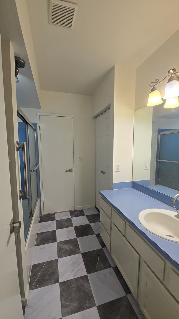 Building Photo - Cozy 1-Bedroom Rental Near Alderwood Mall ...